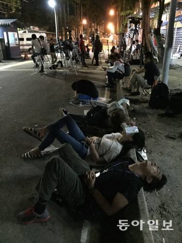 김한솔이 말레이시아에 입국한다는 소식이 전해진 21일 새벽(현지시간) 쿠알라룸푸르 국립 병원 앞에서 취재진들이 기다리고 있다 (박영대 기자)