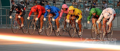 2017년 첫 대상경륜이 24~26일 광명스피돔에서 벌어진다. 올 시즌의 경륜 판도를 가늠하면서 벨로드롬을 이끌어갈 주인공을 예측해볼 기회다. 제4회 스포츠동아배 대상경륜에서 김영섭(1번)이 가장 먼저 결승선을 통과하고 있다. 스포츠동아DB