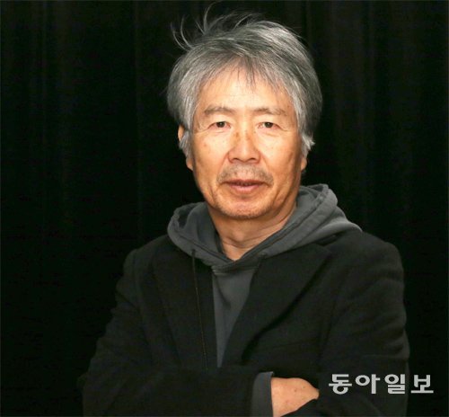 21일 오전 서울 마포구의 음악 창작 공간 ‘뮤지스땅스’에서 만난 가수 최백호. 데뷔 40주년 음반과 공연 제목을 ‘불혹’으로 정한 그는 “앞으로 젊은 음악인들과 작업해 디지털 싱글을 자주 내려 한다”면서 “한편으론 현인, 이미자 선생의 것과 같은 정통 트로트에도 도전해 보고 싶다”고 했다. 김경제 기자 kjk5873@donga.com