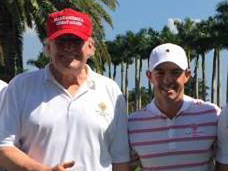 지난 주말 함께 골프를 친 도널드 트럼프 미국 대통령(왼쪽)과 기념사진을 찍은 로리 매킬로이. 사진 출처 클리어스포츠 트위터