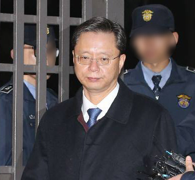 구치소 나오는 우병우. 특검이 신청한 우병우 전 청와대 정무수석의 영장이 법원에 의해 기각됐다. 우 수석이 22일 새벽 서울구치소 정문을 통과하고 있다.(변영욱 기자)