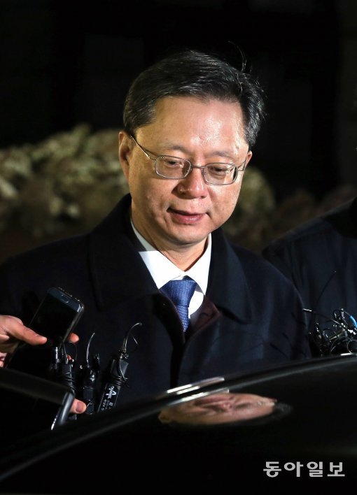 사진=구치소 나오는 우병우  특검이 신청한 우병우 전 청와대 정무수석의 영장이  법원에 의해 기각됐다. 우 수석이 22일 새벽 서울구치소를 나와 기자들의 질문을 받으며 지인이 준비한 승용차에 타고 있다. 변영욱 기자 cut@donga.com