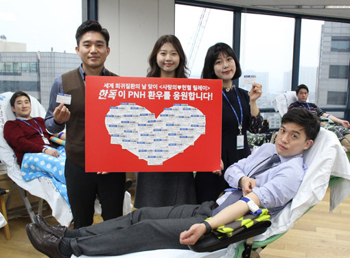 한독 임직원들이 22일 서울 강남구 한독 본사에서 2월28일 ‘세계 희귀질환의 날’을 맞아 진행된 ‘사랑의 헌혈 릴레이’에 참여하고 있다.사진제공 ｜ 한독