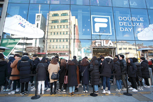 패션업계는 요즘 합리적인 가격으로 최대 만족도를 추구하는 ‘가치소비’ 움직임이 한창이다. 최근 휠라 이태원 메가스토어에서 열린 ‘휠라 더블 디럭스 데이’에 실속 있는 제품구매를 위해 모인 사람들. 사진제공 l 휠라