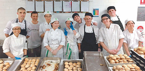 지난해 8월 호주 브리즈번 시의 한 호텔 음식점에서 외국인 요리사들과 함께 현장 실습을 하고 있는 대전 특성화고교 조리학과 학생들. 대전시교육청