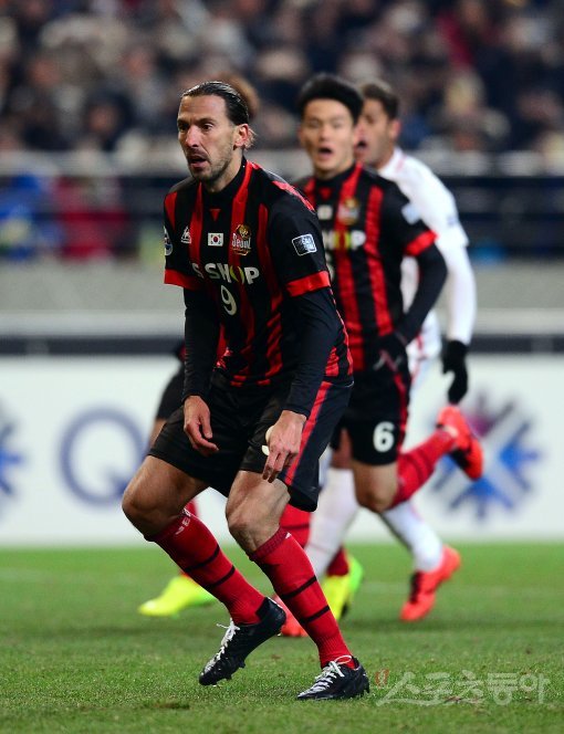 PK 놓친 데얀 FC서울 데얀이 21일 서울월드컵경기장에서 벌어진 상하이 상강(중국)과의 2017 AFC 챔피언스리그 F조 1차전 후반 14분 자신이 얻어낸 페널티킥을 실축한 뒤 아쉬워하고 있다. 상암 ｜ 김종원 기자 won@donga.com