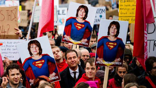 이달 초 네덜란드 헤이그에서 열린 시위에 릴리아너 플루먼 무역개발협력장관을 슈퍼맨으로 묘사한 피켓이 등장했다. 사진 출처 뉴욕타임스