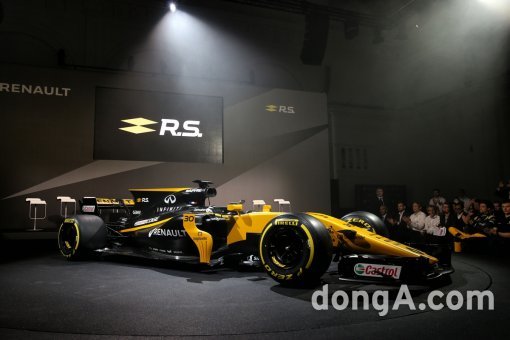 인피니티와 르노 스포츠 포뮬러 원이 에너지 회생 시스템 공동 개발 위한 기술 협력 파트너십을 23일 체결했다. 이날 체결식에는 신형 경주 차량 R.S.17(사진)도 모습을 드러냈다. 인피니티 제공