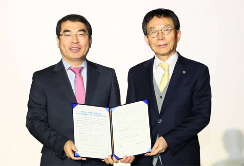 김영호 국립 한국교통대 총장(오른쪽)과 양기대 경기 광명시장이 23일 유라시아 대륙철도 추진을 위한 상호협약을 체결했다. 교통대 제공