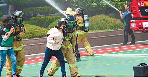 부산시교육청이 부산시소방안전본부와 함께 지난해 5월 부산 남구 특수학교인 혜성학교에서 화재 대피 훈련을 하고 있다. 부산시교육청 제공