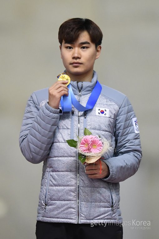 스피드스케이팅 1500m에서 정상에 오른 김민석이 금메달을 들고 포즈를 취했다. 사진=ⓒGettyimages이매진스