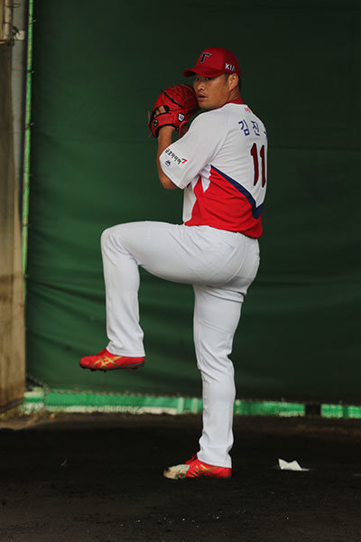 KIA 김진우는 스스로 납득할 수 있는 시즌을 만들기 위해 일본 오키나와 스프링캠프에서 이를 악물고 있다. 16일 니혼햄전에 선발등판했다가 타구에 오른 무릎을 맞고 쓰러졌지만 다행스럽게도 단순 타박상 진단을 받았다. 사진제공 ｜ KIA 타이거즈