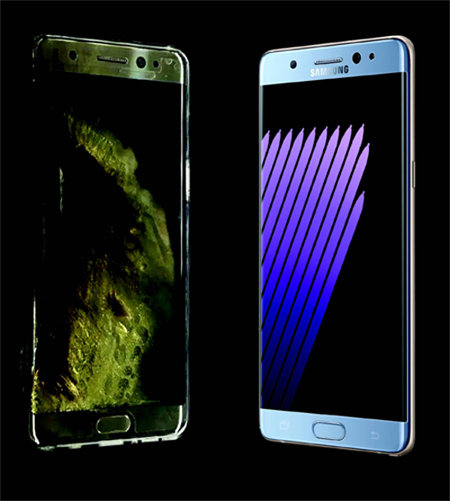 화재로 파손된 갤럭시 노트7(왼쪽)과 정상 제품. 유튜브 화면 캡처