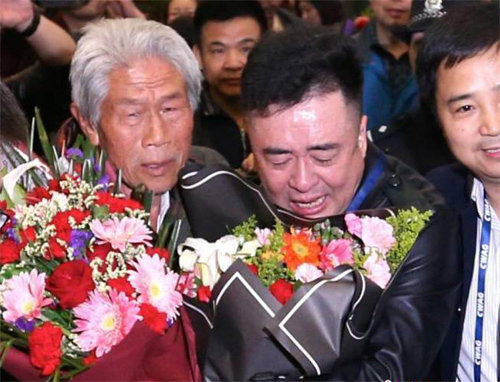인도에서 54년 만에 고국 중국에 돌아온 왕치씨(왼쪽)가 11일 고향인 산시 성 셴양에서 가족 친지 등의 환영을 받고 감격해하고 있다. 중궈신원왕 제공