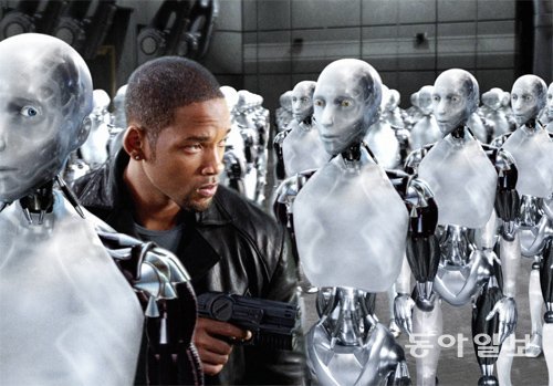 전문가들은 인공지능(AI)의 발전에 따라 인간과 AI가 함께 협력하며 살아가는 사회로 변모해 갈 것으로 예상하고 있다. AI 로봇과 인간의 갈등을 그린 영화 ‘아이, 로봇’의 한 장면. 동아일보DB