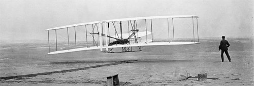 1903년 12월 17일 오전 10시 35분 세계 최초로 지속적인 동력비행에 성공한 라이트 형제의 ‘플라이어호’가 이륙하는 모습. 동생 오빌이 조종하고 형 윌버가 옆에서 달렸다. 사진은 존 T 대니얼스가 촬영했다. 승산 제공