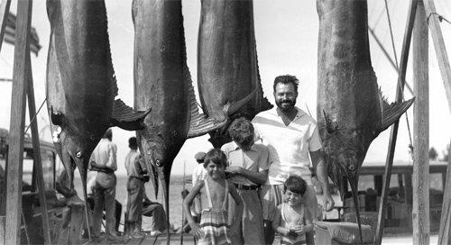 1953년 바하마 제도의 비니미 섬 부두에 걸린 녹새치 앞에 선 헤밍웨이와 그의 세 아들. 마음산책 제공