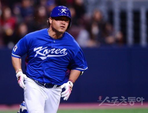 26일 서울 고척스카이돔에서 ‘2017 월드베이스볼클래식(WBC)’을 앞두고 대한민국 WBC 대표팀과 쿠바와 2차 평가전이 열렸다. 7회초 무사 1,2루에서 역전 1타점 적시타를 치고 베이스를 향해 달려가고 있다. 고척 | 김진환 기자 kwangshin00@donga.com