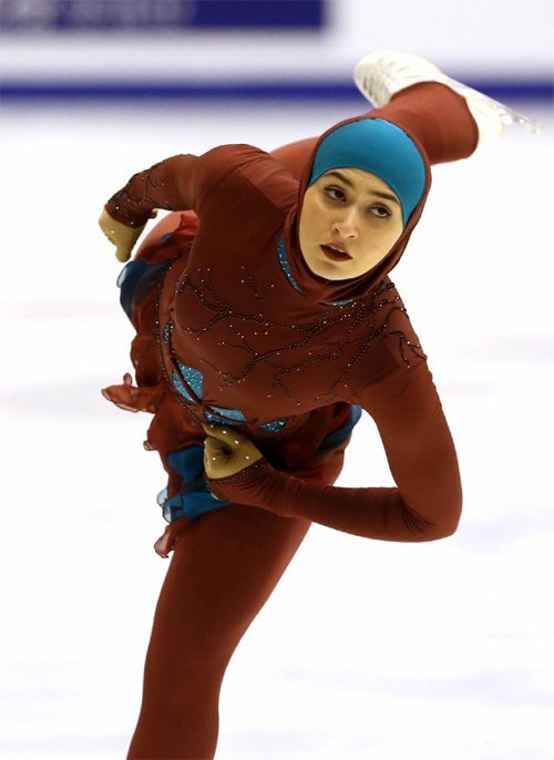 아랍 국가 출신 최초의 여자 피겨 선수 자흐라 라리(아랍에미리트)가 25일 삿포로 겨울아시아경기에서 여자 싱글 프리스케이팅 연기를 펼치고 있다.
삿포로=장승윤 기자 tomato99@donga.com