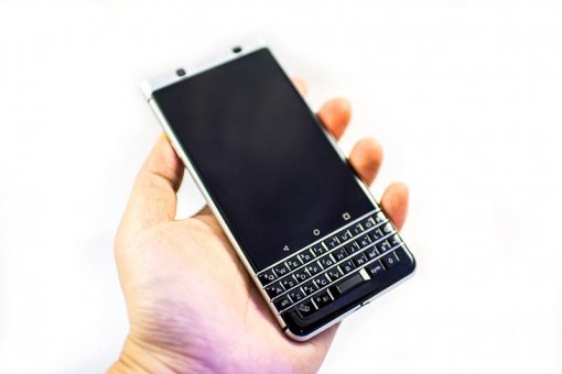 ▲ 화면 크기는 4.5인치인데, 자판 때문에 살짝 길어 보입니다(출처=IT동아)