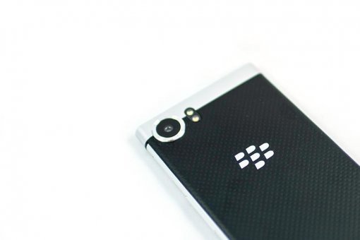 ▲ 후면은 1200만 화소 카메라를 씁니다(출처=IT동아)