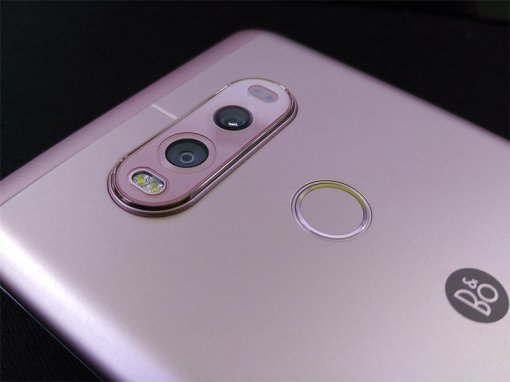 <LG전자 V20 후면에는 75도 화각 일반 렌즈와 135도 화각 광각 렌즈가 각각 달려 있다>(출처=IT동아)