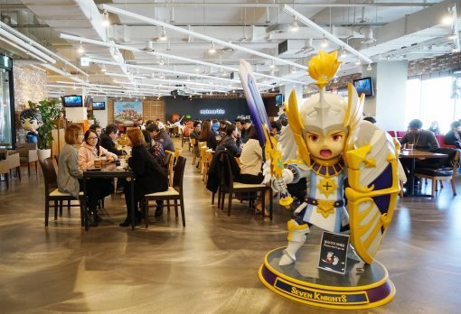 서울 구로구 넷마블게임즈 본사에 위치한 사내 카페에 게임 캐릭터 모형이 전시돼 있다. 지난해 지식재산권(IP)를 바탕으로 한 게임들이 큰 인기를 끈 데 이어 올해도 모바일 분야에서 다양한 장르의 게임들이 출시돼 흥행을 이어갈 것으로 보인다. 넷마블게임즈 제공