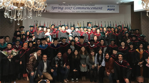 22일 열린 영남대 박정희새마을대학원 졸업식에서 33개국 80명이 새마을 관련 석사학위를 받았다. 영남대 제공