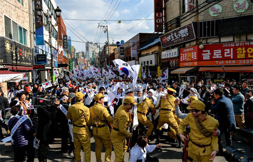 부산 경남 3·1절 만세운동의 효시가 됐던 일신여학교 만세운동 재현행사가 28일 오전 옛 일신여학교 앞 거리에서 펼쳐진다. 지난해 열렸던 만세운동 재현행사. 동구 제공