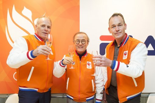 휠라 윤윤수 회장(가운데)이 네덜란드 스포츠 관계자와 포즈를 취하고 있다.