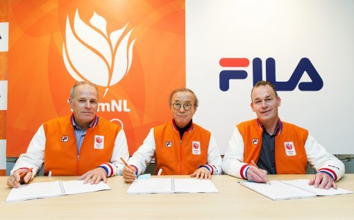 휠라 윤윤수 회장(가운데)이 네덜란드 스포츠 관계자와 포즈를 취하고 있다.