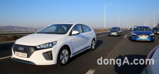 현대자동차 친환경차  ‘아이오닉 플러그인’이 도로 위를 달리고 있다. 현대차 제공