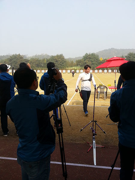 2012런던올림픽 양궁 남자 단체전 동메달리스트인 김법민(흰색 유니폼)은 올림픽 이후 찾아온 슬럼프를 대전스포츠과학센터의 심리훈련지원을 통해 극복했다. 물론 심리뿐 아니라 기초·전문체력 분석과 맞춤형 훈련 프로그램 지원을 받으며 경기력을 회복했다. 사진제공 ｜ 대전스포츠과학센터