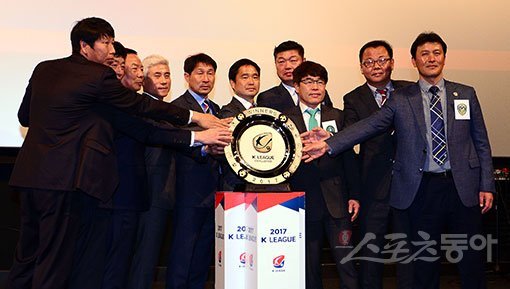 챌린지(2부) 소속 10개 팀 감독들이 27일 서울 용산CGV에서 진행된 개막 미디어데이에서 우승 트로피에 손을 모은 채 선전을 다짐하고 있다. 김종원 기자 won@donga.com