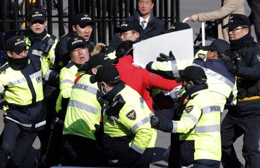 2월 27일 박근혜 대통령 탄핵심판 최종 변론이 열린 서울 종로구 헌법재판소 앞에서 탄핵 무효를 주장하던 한 시민이 기습적으로 헌재 진입을 시도하다 경찰에게 제지당했다.