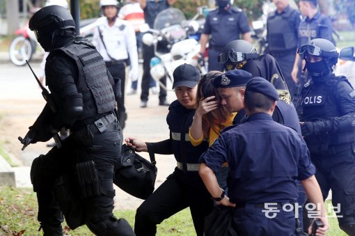 김정남을 독극물로 살해한 혐의를 받고 있는 티 흐엉(베트남) 시티 아이샤(인도네시아) 등 여성 용의자 2명이 재판에 넘겨졌다. 1일(현지시각) 티 흐엉이 말레이시아 경찰의 삼엄한 경비 속에 쿠알라룸프르 세팡법원을 나서고 있다.