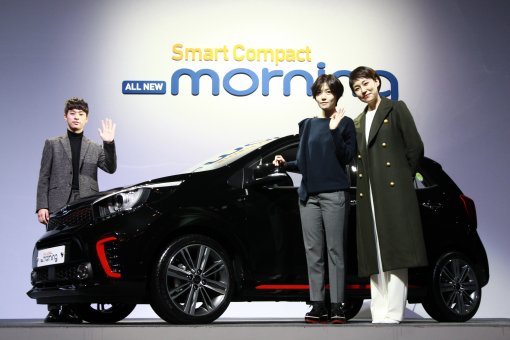 올 뉴 모닝 TV 광고 모델 배우 박정민, 심은경, 진경(오른쪽 순)이 7일 서울 광장동 워커힐호텔에서 열린 ‘올 뉴 모닝 미디어 시승회’ 참석해 기념 촬영을 하고 있다.