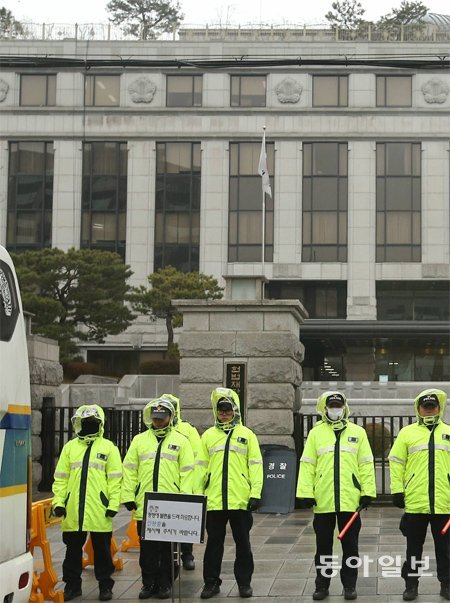 1일 서울 종로구 헌법재판소 앞에서 경찰이 경비근무를 서고 있다. 양회성 기자 yohan@donga.com
