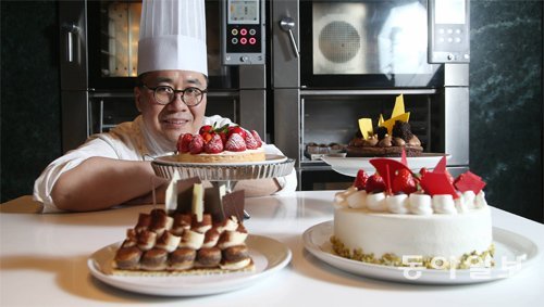 그랜드하얏트서울 호텔 개관 39년 만에 처음으로 한국인으로 셰프에 임명된 하형수 페이스트리 셰프. 자신이 만든 케이크와 파이를 소개하며 “맛과 멋 외에도 즐길거리가 있는 디저트를 만들고 싶다”고 말했다. 김재명 기자 base@donga.com