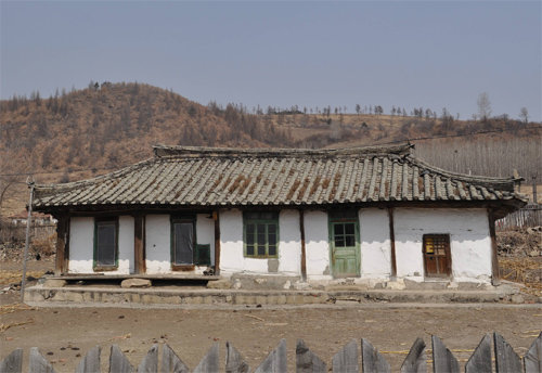 북간도 한인들의 전형적인 함경도식 주택. 규암김약연기념사업회 제공