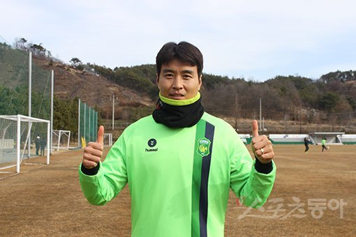 K리그를 대표하는 전북의 베테랑 스트라이커 이동국은 최근 완주군의 클럽하우스에서 만나 자신의 특별한 2017시즌을 예고했다. 환한 미소와 함께 치켜세운 엄지에서 밝은 내일을 예감할 수 있다. 완주 ｜ 남장현 기자  yoshike3@donga.com