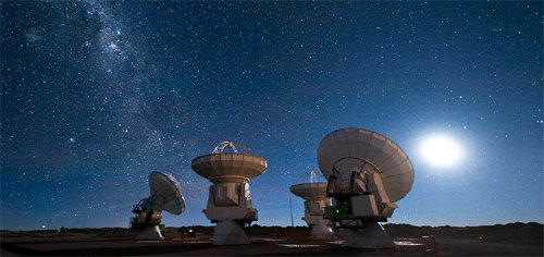 칠레 북부의 ‘아타카마 대형 밀리미터 관측망(ALMA)’. 64개의 전파망원경이 연동돼 있다. 최초로 블랙홀을 관측하는 ‘이벤트 호라이즌 망원경(EHT)’ 프로젝트에 활용되는 9곳의 천문대 중 하나다. 한국천문연구원은 ALMA와 미국 하와이 섬의 ‘제임스 클러크 맥스웰 망원경(JCMT)’을 통해 프로젝트에 참여한다. 아메리카스페이스 제공