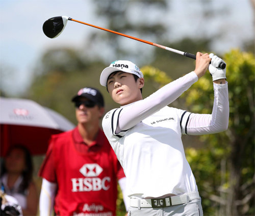 호쾌한 드라이브샷 박성현이 2일 싱가포르 센토사 골프장에서 열린 미국여자프로골프(LPGA)투어 HSBC 위민스 챔피언십 1라운드 3번홀에서 드라이브샷을 날린 뒤 공의 궤적을 바라보고 있다. LG전자 제공