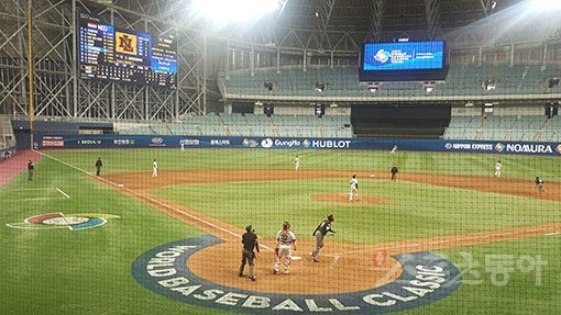 네덜란드의 메이저리거 디디 그레고리우스가 3일 고척스카이돔에서 열린 시범경기 상무전에서 타격 후 1루로 달려가고 있다. 네덜란드는 투타의 압도적 위용 속에 상무를 11-1로 대파했다. 고척 | 이재국 기자 keystone@donga.com