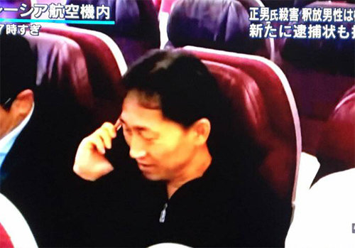 3일 말레이시아에서 추방된 리정철이 중국 베이징행 항공기에서 이륙 전 통화를 하고 있다. TV아사히 화면 캡처