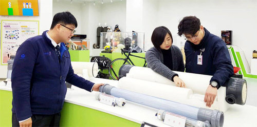 3일 대구 서구 한국섬유개발연구원 1층 산업용 섬유제품 전시관을 찾은 기업 관계자들이 물 산업에 쓰이는 필터 소재와 부품을 살펴보고 있다. 한국섬유개발연구원 제공
