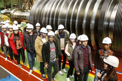4일 두산중공업 견학에 나선 고려대 공대 외국인 학생들이 터빈 공장을 둘러보고 있다. 두산중공업 제공