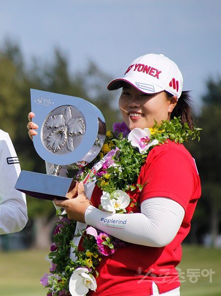 안선주가 5일 일본 오키나와 류큐골프장에서 열린 JLPGA 투어 시즌 개막전 다이킨오키드레이디스에서 짜릿한 역전우승을 차지했다. 통산 23승을 달성한 안선주가 트로피를 들고 활짝 웃고 있다. 주영로 기자 na1872@donga.com