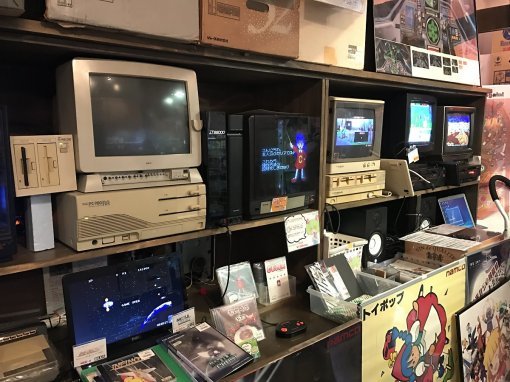 아무데서나 보기도 힘든 각종 일제 올드 PC들과 관련용품들이 즐비하다.. 어이쿠 덕냄새.. -_-;(출처=게임동아)