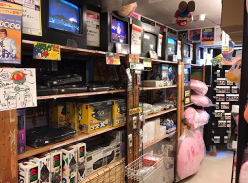 아아 이곳이 천국이 아니면 어디가 천국이란 말이냐... 커비 방석부터 메가씨디, 32X까지. 모든 것이 탐이 난다(출처=게임동아)